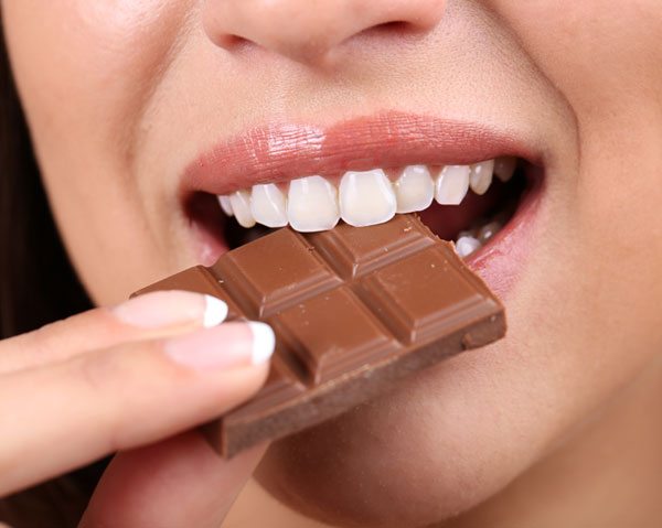 dark chocolate remineralizes teeth
